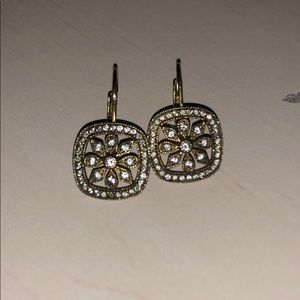 Dangly gold earrings with flowers design